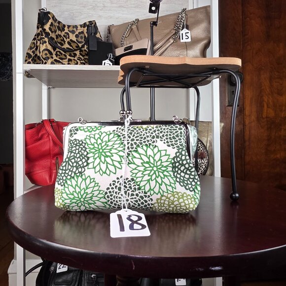 Hana Koromo - Hanpu Gamaguchi Clasp Handbag in Green/White Floral Print - Picture 8 of 11